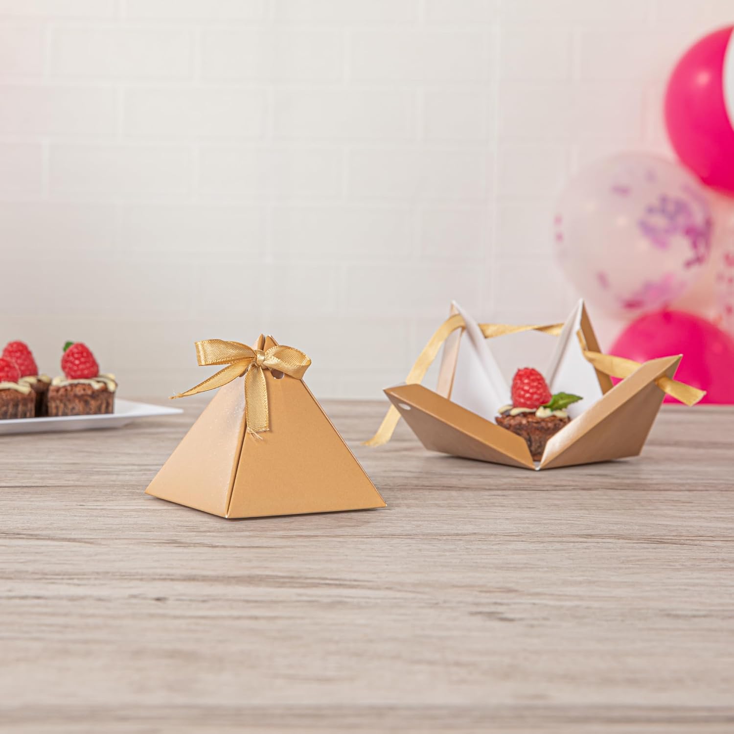 Restaurantware Pyramid Favor Boxes 3x3x3 Inch 100 Pack
