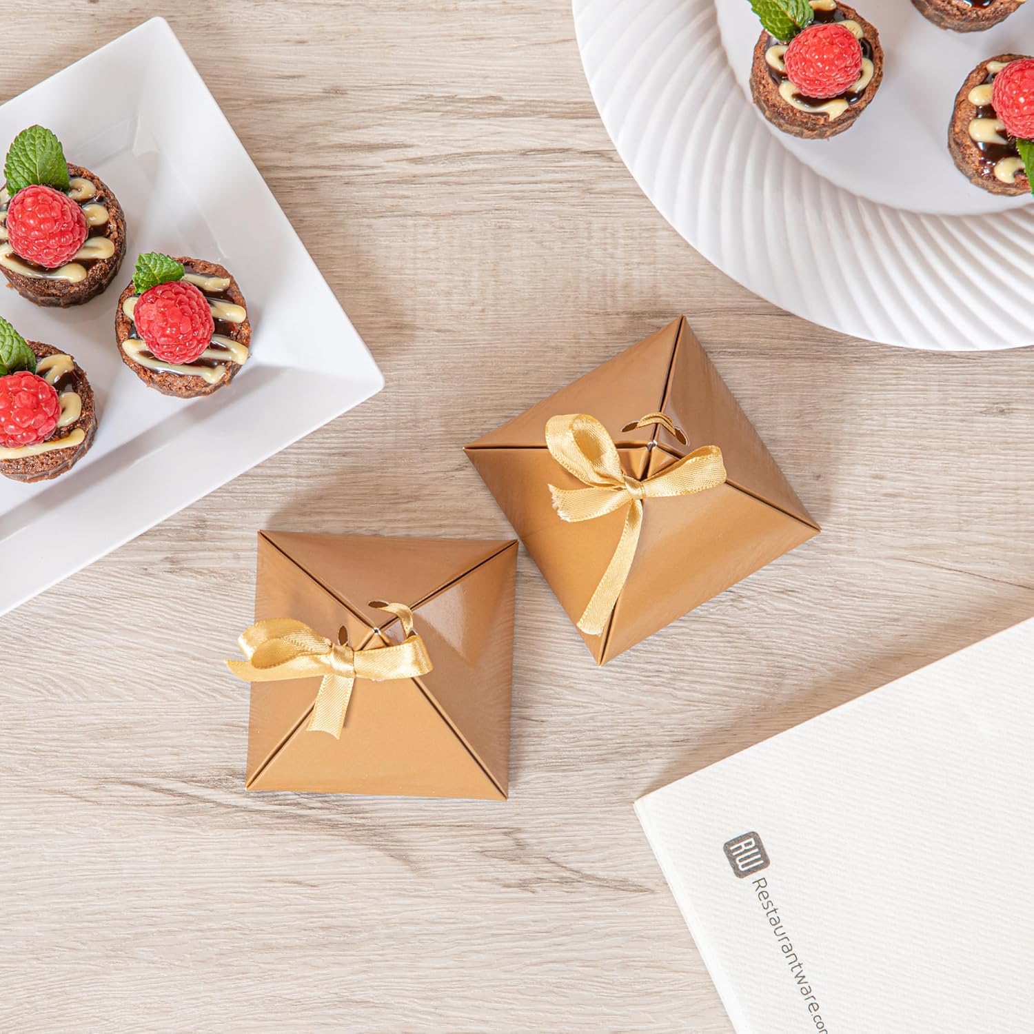 Restaurantware Pyramid Favor Boxes 3x3x3 Inch 100 Pack